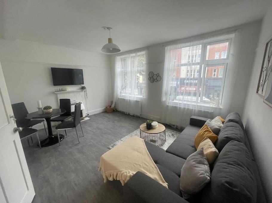 Lovely 2 Bed On Tower Bridge London Exteriör bild
