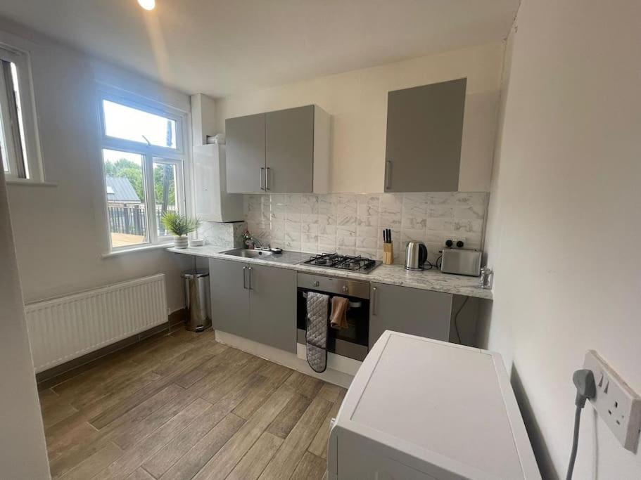 Lovely 2 Bed On Tower Bridge London Exteriör bild